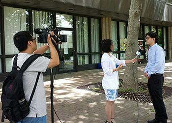  Tong Jiao, Zhuhai television anchor, interviews Luoyan Zhang