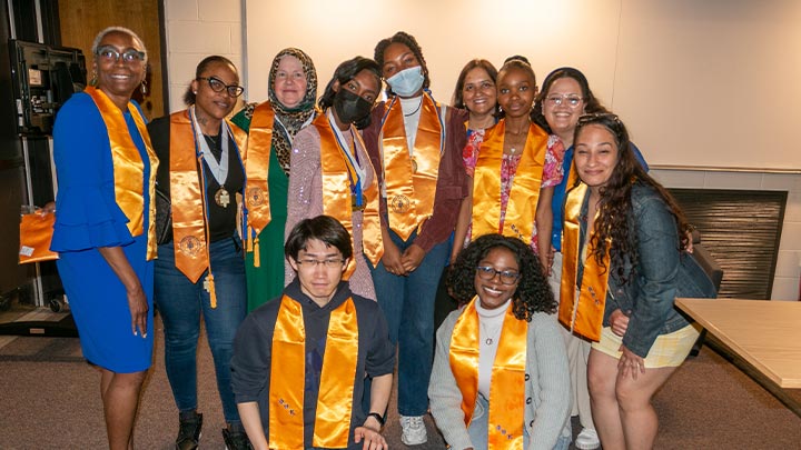Group of commonwealth honors students posing