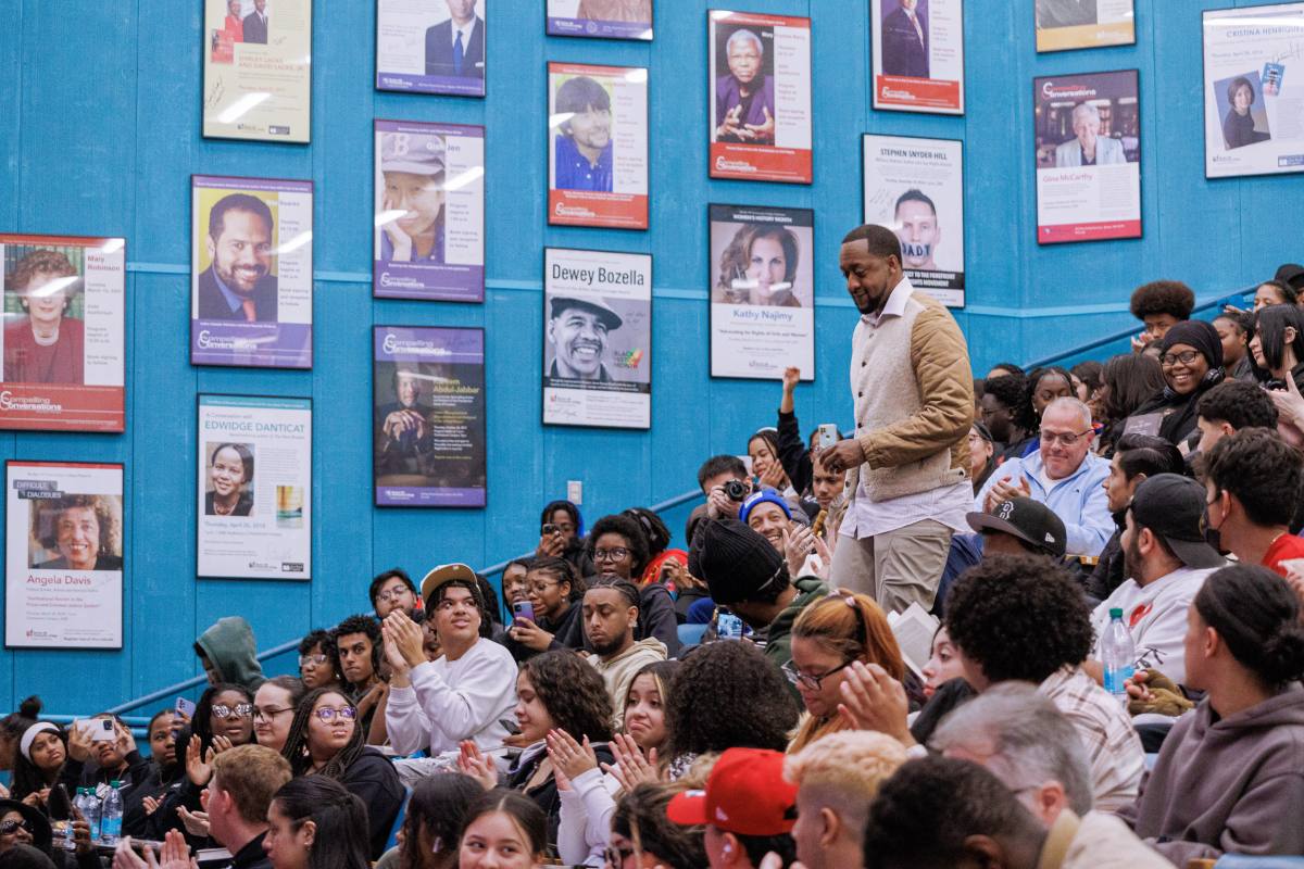 Jaleel White walking through audience