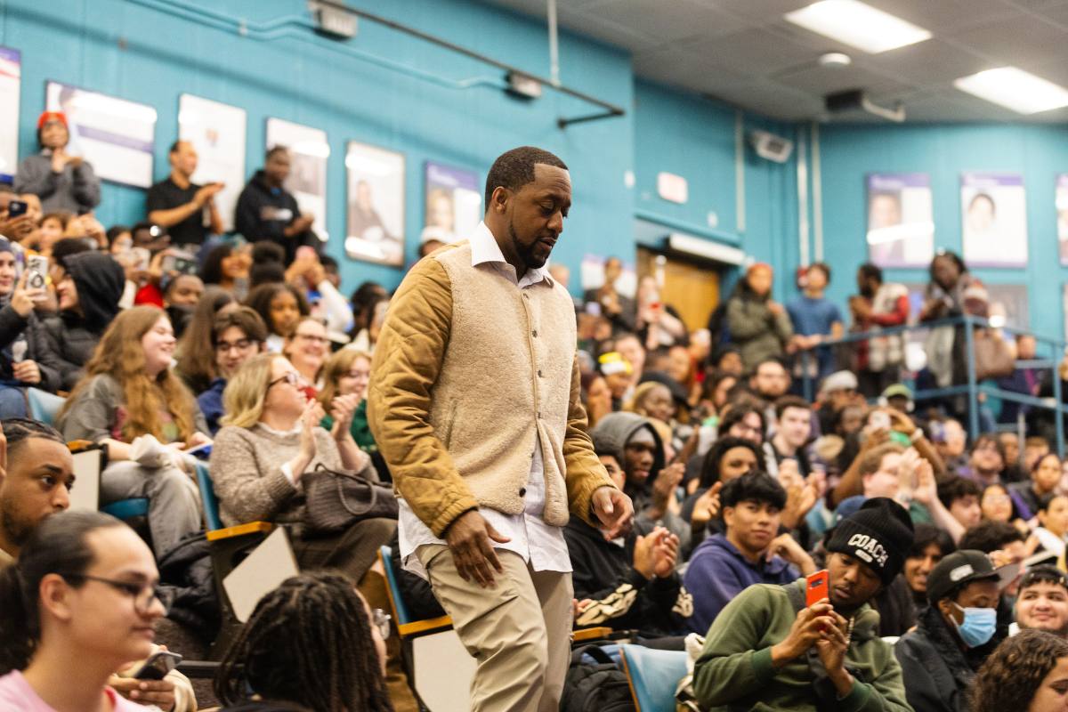 Jaleel White walking through audience